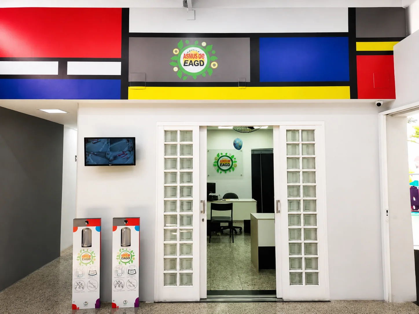 Entrada e ambiente interno da Escola Agnus Dei